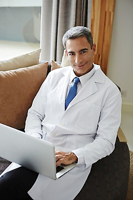포토 JPG 서양인 외국인 백인 해외기획촬영 직업 라이프스타일 남자 여유 중년 50대 모션 중년라이프 실내 병원 2014년태국 한명 미소 들기 사람 앉기 상반신 성인 앞모습 노트북 믿음 의사 웹서핑 가운 의사가운 자신감 열정 남자만 남자한명만 성인남자만 성인한명만 성인남자한명만 중년만 중년남자만 중년남자한명만 성인만 국내포토 1 옷 감정 뷰포인트 의학 표정 인종 내부 생활 전자제품 의료진 파일형식