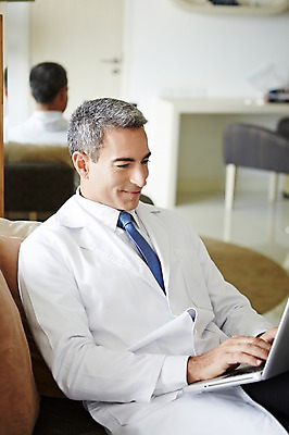 포토 JPG 서양인 외국인 백인 해외기획촬영 직업 라이프스타일 남자 여유 중년 50대 모션 중년라이프 실내 병원 2014년태국 한명 미소 사람 앉기 상반신 성인 앞모습 노트북 소파 믿음 의사 웹서핑 가운 의사가운 자신감 열정 남자만 남자한명만 성인남자만 성인한명만 성인남자한명만 중년만 중년남자만 중년남자한명만 성인만 국내포토 1 옷 감정 뷰포인트 의자 의학 표정 인종 내부 생활 전자제품 의료진 파일형식