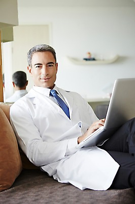 포토 JPG 서양인 외국인 백인 해외기획촬영 직업 라이프스타일 남자 여유 중년 50대 모션 중년라이프 실내 병원 2014년태국 한명 미소 들기 사람 앉기 상반신 성인 앞모습 노트북 소파 믿음 의사 웹서핑 가운 의사가운 자신감 열정 남자만 남자한명만 성인남자만 성인한명만 성인남자한명만 중년만 중년남자만 중년남자한명만 성인만 국내포토 1 옷 감정 뷰포인트 의자 의학 표정 인종 내부 생활 전자제품 의료진 파일형식