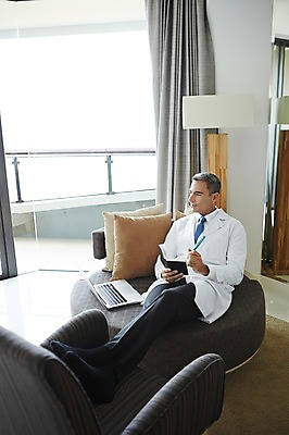 포토 JPG 전신 서양인 외국인 백인 해외기획촬영 직업 라이프스타일 남자 여유 중년 50대 모션 중년라이프 실내 병원 실험 2014년태국 한명 들기 사람 앉기 성인 앞모습 책 노트북 소파 펜 믿음 의사 가운 의사가운 자신감 고민 열정 남자만 남자한명만 성인남자만 성인한명만 성인남자한명만 중년만 중년남자만 중년남자한명만 성인만 국내포토 1 옷 감정 뷰포인트 의자 의학 인종 내부 생활 전자제품 필기구 의료진 파일형식