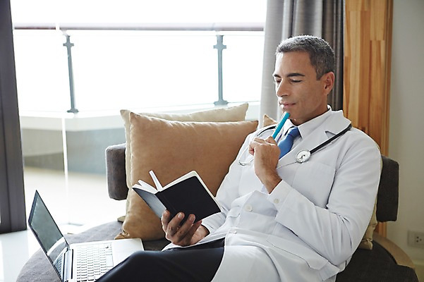 포토 JPG 서양인 외국인 백인 해외기획촬영 직업 라이프스타일 남자 여유 중년 50대 청진기 모션 중년라이프 실내 병원 실험 2014년태국 한명 들기 사람 앉기 상반신 성인 앞모습 책 노트북 소파 볼펜 믿음 의사 가운 의사가운 자신감 고민 열정 남자만 남자한명만 성인남자만 성인한명만 성인남자한명만 중년만 중년남자만 중년남자한명만 성인만 국내포토 1 옷 감정 뷰포인트 의자 의학 의료기기 인종 내부 생활 전자제품 펜 의료진 파일형식