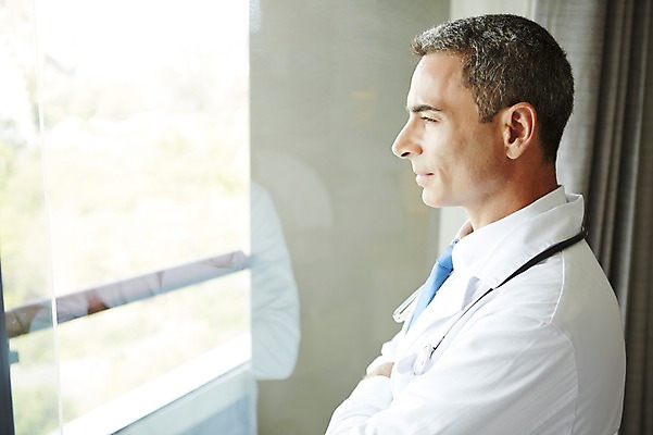 포토 JPG 서양인 외국인 백인 해외기획촬영 직업 라이프스타일 남자 여유 중년 50대 모션 중년라이프 실내 병원 2014년태국 한명 서기 사람 상반신 성인 앞모습 옆모습 믿음 의사 가운 의사가운 자신감 고민 열정 남자만 남자한명만 성인남자만 성인한명만 성인남자한명만 중년만 중년남자만 중년남자한명만 성인만 국내포토 1 옷 감정 뷰포인트 의학 인종 내부 생활 의료진 파일형식