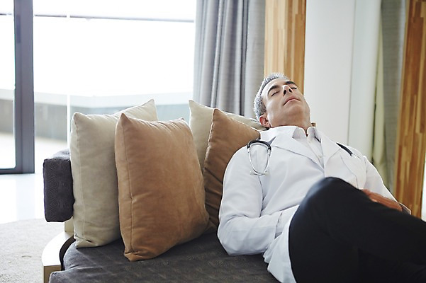 포토 JPG 서양인 외국인 백인 해외기획촬영 직업 라이프스타일 남자 여유 중년 50대 청진기 모션 중년라이프 실내 병원 피곤 2014년태국 한명 사람 상반신 성인 앞모습 소파 눕기 믿음 의사 잠 가운 의사가운 자신감 열정 남자만 남자한명만 성인남자만 성인한명만 성인남자한명만 중년만 중년남자만 중년남자한명만 성인만 국내포토 1 옷 감정 뷰포인트 컨셉 의자 의학 의료기기 인종 내부 생활 의료진 파일형식