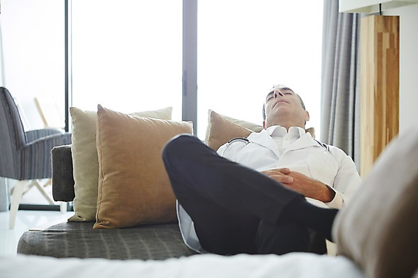 포토 JPG 전신 서양인 외국인 백인 해외기획촬영 직업 라이프스타일 남자 여유 중년 50대 모션 중년라이프 실내 병원 피곤 2014년태국 한명 사람 성인 앞모습 소파 눕기 믿음 의사 잠 가운 의사가운 자신감 열정 남자만 남자한명만 성인남자만 성인한명만 성인남자한명만 중년만 중년남자만 중년남자한명만 성인만 국내포토 1 옷 감정 뷰포인트 컨셉 의자 의학 인종 내부 생활 의료진 파일형식