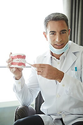 포토 JPG 서양인 외국인 백인 해외기획촬영 직업 라이프스타일 남자 여유 중년 50대 모션 중년라이프 실내 치과 병원 2014년태국 마스크 한명 들기 사람 앉기 상반신 성인 앞모습 모형 믿음 진료 의사 가운 의사가운 자신감 칫솔 열정 남자만 남자한명만 성인남자만 성인한명만 성인남자한명만 중년만 중년남자만 중년남자한명만 성인만 국내포토 1 옷 감정 뷰포인트 의학 인종 내부 생활 위생용품 의료진 파일형식