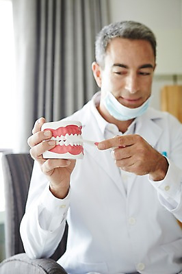 포토 JPG 서양인 외국인 백인 해외기획촬영 직업 라이프스타일 남자 여유 중년 50대 모션 중년라이프 실내 치과 병원 2014년태국 마스크 한명 들기 사람 앉기 상반신 성인 앞모습 모형 믿음 진료 의사 가운 의사가운 자신감 칫솔 열정 남자만 남자한명만 성인남자만 성인한명만 성인남자한명만 중년만 중년남자만 중년남자한명만 성인만 국내포토 1 옷 감정 뷰포인트 의학 인종 내부 생활 위생용품 의료진 파일형식