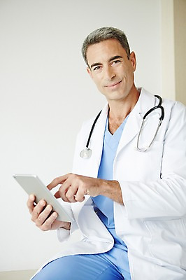 포토 JPG 서양인 외국인 백인 해외기획촬영 직업 라이프스타일 남자 여유 중년 50대 청진기 모션 중년라이프 실내 병원 2014년태국 한명 미소 들기 사람 앉기 상반신 성인 앞모습 태블릿 믿음 의사 웹서핑 가운 의사가운 자신감 열정 남자만 남자한명만 성인남자만 성인한명만 성인남자한명만 중년만 중년남자만 중년남자한명만 성인만 국내포토 1 옷 감정 뷰포인트 의학 의료기기 표정 인종 내부 생활 전자제품 스마트기기 의료진 파일형식