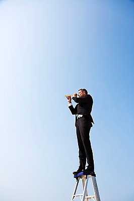 포토 JPG 주간 전신 서양인 외국인 백인 해외기획촬영 라이프스타일 남자 바다 40대 중년 비즈니스 사다리 모션 중년라이프 하늘 2014년태국 한명 서기 들기 사람 정장 성인 해변 야외 옆모습 망원경 관찰 비즈니스맨 남자만 남자한명만 성인남자만 성인한명만 성인남자한명만 중년만 중년남자만 중년남자한명만 성인만 국내포토 자연요소 1 옷 뷰포인트 인종 생활 도구 직장인 파일형식