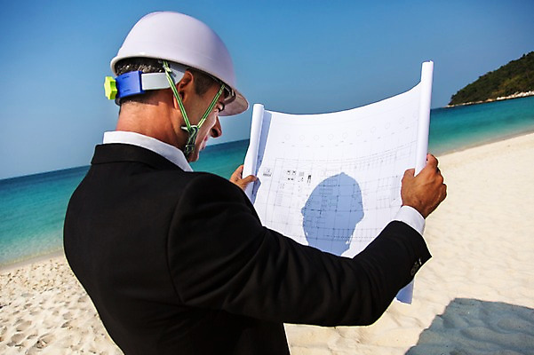 포토 JPG 주간 서양인 외국인 백인 해외기획촬영 라이프스타일 남자 바다 40대 중년 비즈니스 모션 중년라이프 2014년태국 한명 서기 들기 사람 정장 상반신 성인 해변 야외 뒷모습 모래사장 설계도 비즈니스맨 안전모 남자만 남자한명만 성인남자만 성인한명만 성인남자한명만 중년만 중년남자만 중년남자한명만 성인만 국내포토 자연요소 1 옷 뷰포인트 건설업 인종 생활 직장인 헬멧 안전장비 파일형식