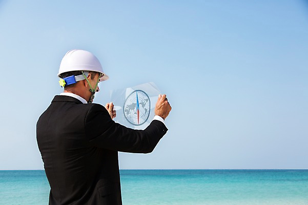 포토 JPG 주간 서양인 외국인 백인 해외기획촬영 라이프스타일 남자 바다 40대 중년 지도 비즈니스 모션 중년라이프 2014년태국 한명 서기 들기 사람 정장 상반신 성인 해변 야외 뒷모습 비즈니스맨 안전모 나침반 남자만 남자한명만 성인남자만 성인한명만 성인남자한명만 중년만 중년남자만 중년남자한명만 성인만 국내포토 자연요소 1 옷 뷰포인트 인종 생활 직장인 헬멧 안전장비 파일형식