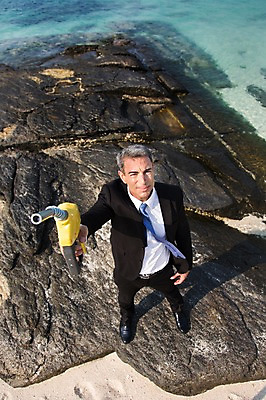 포토 JPG 주간 전신 서양인 외국인 백인 해외기획촬영 라이프스타일 남자 바다 40대 중년 비즈니스 모션 중년라이프 2014년태국 한명 서기 들기 사람 정장 성인 해변 야외 앞모습 돌_바위 비즈니스맨 연료 주유기 남자만 남자한명만 성인남자만 성인한명만 성인남자한명만 중년만 중년남자만 중년남자한명만 성인만 국내포토 자연요소 1 옷 뷰포인트 인종 생활 기계 직장인 주유 파일형식