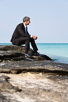 포토 JPG 주간 전신 서양인 외국인 백인 해외기획촬영 라이프스타일 응시 남자 바다 40대 중년 비즈니스 모션 중년라이프 2014년태국 한명 사람 앉기 정장 성인 해변 야외 옆모습 슬픔 돌_바위 비즈니스맨 좌절 후회 남자만 남자한명만 성인남자만 성인한명만 성인남자한명만 중년만 중년남자만 중년남자한명만 성인만 국내포토 자연요소 1 시선 옷 감정 뷰포인트 컨셉 인종 생활 직장인 파일형식