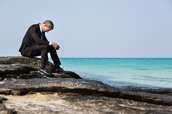 포토 JPG 주간 전신 서양인 외국인 백인 해외기획촬영 라이프스타일 남자 바다 40대 중년 비즈니스 모션 중년라이프 2014년태국 한명 사람 앉기 정장 성인 해변 야외 옆모습 슬픔 돌_바위 비즈니스맨 좌절 후회 남자만 남자한명만 성인남자만 성인한명만 성인남자한명만 중년만 중년남자만 중년남자한명만 성인만 국내포토 자연요소 1 옷 감정 뷰포인트 컨셉 인종 생활 직장인 파일형식