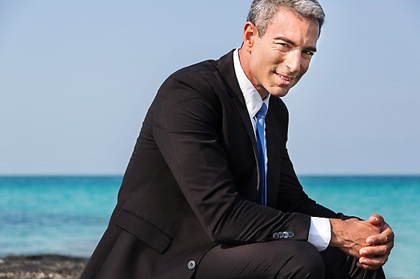 포토 JPG 주간 서양인 외국인 백인 해외기획촬영 라이프스타일 남자 바다 40대 중년 비즈니스 모션 중년라이프 2014년태국 한명 미소 사람 앉기 정장 상반신 성인 해변 야외 앞모습 슬픔 비즈니스맨 좌절 후회 남자만 남자한명만 성인남자만 성인한명만 성인남자한명만 중년만 중년남자만 중년남자한명만 성인만 국내포토 자연요소 1 옷 감정 뷰포인트 컨셉 표정 인종 생활 직장인 파일형식