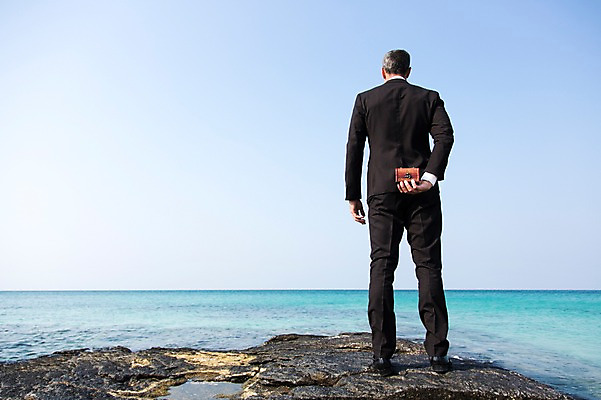 포토 JPG 주간 전신 서양인 외국인 백인 해외기획촬영 라이프스타일 남자 바다 40대 중년 비즈니스 모션 중년라이프 2014년태국 한명 서기 들기 사람 정장 성인 해변 야외 뒷모습 돌_바위 비즈니스맨 보석함 남자만 남자한명만 성인남자만 성인한명만 성인남자한명만 중년만 중년남자만 중년남자한명만 성인만 국내포토 자연요소 1 옷 뷰포인트 인종 생활 직장인 파일형식