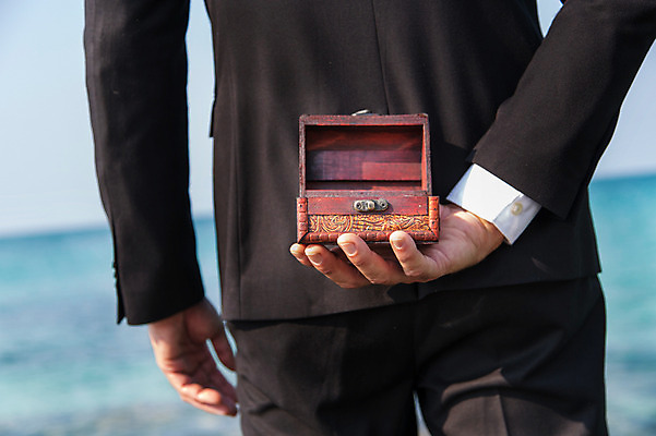 포토 JPG 주간 서양인 외국인 백인 해외기획촬영 라이프스타일 남자 바다 40대 중년 비즈니스 모션 중년라이프 2014년태국 한명 서기 들기 사람 정장 상반신 성인 해변 야외 뒷모습 비즈니스맨 보석함 남자만 남자한명만 성인남자만 성인한명만 성인남자한명만 중년만 중년남자만 중년남자한명만 성인만 국내포토 자연요소 1 옷 뷰포인트 인종 생활 직장인 파일형식