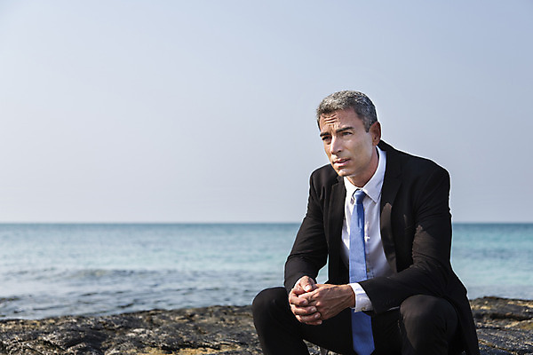 포토 JPG 주간 서양인 외국인 백인 해외기획촬영 라이프스타일 남자 바다 40대 중년 비즈니스 모션 중년라이프 2014년태국 한명 사람 앉기 정장 상반신 성인 해변 야외 앞모습 슬픔 돌_바위 비즈니스맨 좌절 후회 남자만 남자한명만 성인남자만 성인한명만 성인남자한명만 중년만 중년남자만 중년남자한명만 성인만 국내포토 자연요소 1 옷 감정 뷰포인트 컨셉 인종 생활 직장인 파일형식