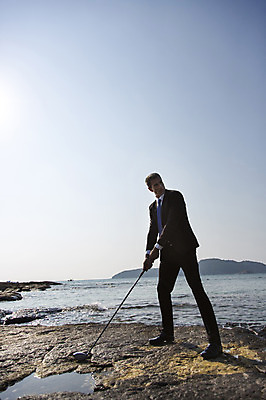 포토 JPG 주간 전신 서양인 외국인 백인 해외기획촬영 라이프스타일 남자 바다 40대 중년 골프 비즈니스 모션 중년라이프 2014년태국 한명 서기 사람 정장 성인 해변 야외 앞모습 골프채 돌_바위 비즈니스맨 남자만 남자한명만 성인남자만 성인한명만 성인남자한명만 중년만 중년남자만 중년남자한명만 성인만 국내포토 자연요소 1 옷 뷰포인트 골프용품 인종 생활 구기 직장인 파일형식