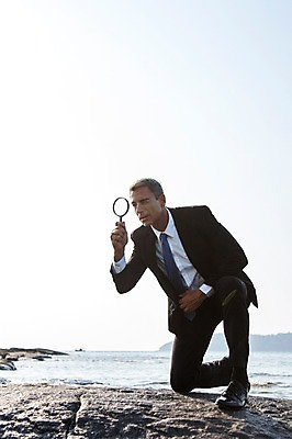 포토 JPG 주간 전신 서양인 외국인 백인 해외기획촬영 라이프스타일 남자 바다 40대 중년 비즈니스 모션 중년라이프 돋보기 2014년태국 한명 들기 사람 앉기 정장 성인 해변 야외 앞모습 돌_바위 관찰 비즈니스맨 탐색 남자만 남자한명만 성인남자만 성인한명만 성인남자한명만 중년만 중년남자만 중년남자한명만 성인만 국내포토 자연요소 1 옷 뷰포인트 인종 생활 직장인 파일형식