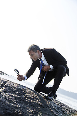 포토 JPG 주간 전신 서양인 외국인 백인 해외기획촬영 라이프스타일 남자 바다 40대 중년 비즈니스 모션 중년라이프 돋보기 2014년태국 한명 들기 사람 앉기 정장 성인 해변 야외 옆모습 관찰 비즈니스맨 탐색 남자만 남자한명만 성인남자만 성인한명만 성인남자한명만 중년만 중년남자만 중년남자한명만 성인만 국내포토 자연요소 1 옷 뷰포인트 인종 생활 직장인 파일형식