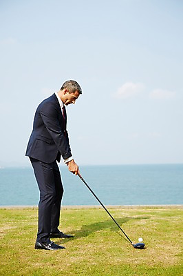 포토 JPG 주간 전신 서양인 외국인 백인 해외기획촬영 라이프스타일 남자 바다 중년 50대 골프 비즈니스 모션 중년라이프 골프공 2014년태국 한명 서기 사람 정장 성인 해변 야외 옆모습 골프채 비즈니스맨 남자만 남자한명만 성인남자만 성인한명만 성인남자한명만 중년만 중년남자만 중년남자한명만 성인만 국내포토 자연요소 1 옷 뷰포인트 공 골프용품 인종 생활 구기 직장인 파일형식