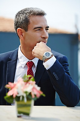 포토 JPG 주간 서양인 외국인 백인 해외기획촬영 라이프스타일 남자 중년 50대 비즈니스 모션 중년라이프 휴식 2014년태국 한명 사람 앉기 정장 상반신 성인 야외 앞모습 꽃병 비즈니스맨 손목시계 남자만 남자한명만 성인남자만 성인한명만 성인남자한명만 중년만 중년남자만 중년남자한명만 성인만 국내포토 자연요소 1 옷 꽃 뷰포인트 시계 컨셉 장신구 인종 생활 직장인 파일형식