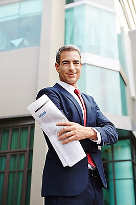 포토 JPG 주간 서양인 외국인 백인 해외기획촬영 라이프스타일 남자 중년 50대 비즈니스 모션 중년라이프 휴식 2014년태국 한명 서기 미소 들기 사람 정장 상반신 성인 야외 앞모습 비즈니스맨 신문 남자만 남자한명만 성인남자만 성인한명만 성인남자한명만 중년만 중년남자만 중년남자한명만 성인만 국내포토 자연요소 1 옷 뷰포인트 컨셉 표정 인종 생활 간행물 직장인 뉴스 파일형식