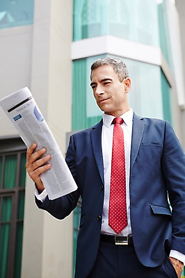 포토 JPG 주간 전신 서양인 외국인 백인 해외기획촬영 라이프스타일 남자 중년 50대 비즈니스 모션 중년라이프 휴식 2014년태국 한명 서기 들기 사람 정장 성인 야외 앞모습 비즈니스맨 신문 읽기 남자만 남자한명만 성인남자만 성인한명만 성인남자한명만 중년만 중년남자만 중년남자한명만 성인만 국내포토 자연요소 1 옷 뷰포인트 컨셉 인종 생활 간행물 직장인 뉴스 파일형식