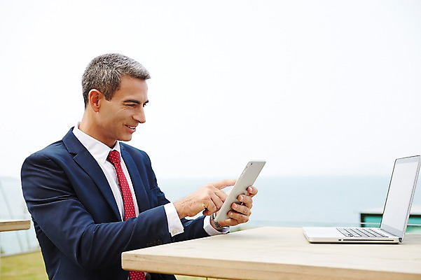 포토 JPG 주간 서양인 외국인 백인 해외기획촬영 라이프스타일 남자 중년 50대 비즈니스 모션 중년라이프 탁자 2014년태국 한명 미소 들기 사람 앉기 정장 상반신 성인 야외 옆모습 노트북 태블릿 웹서핑 업무 비즈니스맨 남자만 남자한명만 성인남자만 성인한명만 성인남자한명만 중년만 중년남자만 중년남자한명만 성인만 국내포토 자연요소 1 옷 뷰포인트 가구 표정 인종 생활 전자제품 스마트기기 작업 직장인 파일형식