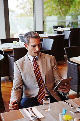 포토 JPG 서양인 외국인 백인 해외기획촬영 라이프스타일 남자 중년 50대 비즈니스 모션 중년라이프 실내 2014년태국 한명 들기 사람 앉기 정장 상반신 성인 앞모습 태블릿 식당 식사 웹서핑 업무 비즈니스맨 남자만 남자한명만 성인남자만 성인한명만 성인남자한명만 중년만 중년남자만 중년남자한명만 성인만 혼족 국내포토 1 옷 뷰포인트 인종 내부 생활 전자제품 스마트기기 상점 작업 직장인 싱글라이프 파일형식