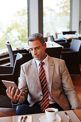 포토 JPG 서양인 외국인 백인 해외기획촬영 라이프스타일 남자 중년 50대 비즈니스 모션 중년라이프 실내 2014년태국 한명 서기 들기 사람 정장 상반신 성인 앞모습 태블릿 식당 웹서핑 업무 비즈니스맨 남자만 남자한명만 성인남자만 성인한명만 성인남자한명만 중년만 중년남자만 중년남자한명만 성인만 국내포토 1 옷 뷰포인트 인종 내부 생활 전자제품 스마트기기 상점 작업 직장인 파일형식