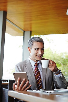 포토 JPG 서양인 외국인 백인 해외기획촬영 라이프스타일 남자 중년 50대 비즈니스 모션 중년라이프 실내 2014년태국 한명 미소 들기 사람 앉기 정장 상반신 성인 앞모습 태블릿 모임 웹서핑 비즈니스맨 커피잔 남자만 남자한명만 성인남자만 성인한명만 성인남자한명만 중년만 중년남자만 중년남자한명만 성인만 국내포토 1 옷 커피 뷰포인트 잔 표정 인종 내부 생활 전자제품 스마트기기 직장인 파일형식