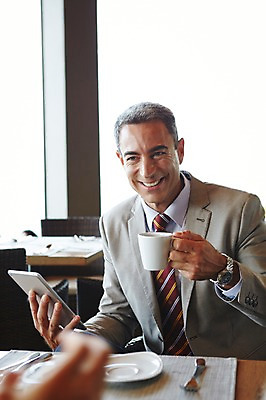 포토 JPG 서양인 외국인 백인 해외기획촬영 라이프스타일 남자 중년 50대 비즈니스 모션 중년라이프 실내 2014년태국 미소 들기 사람 앉기 정장 상반신 성인 두명 앞모습 태블릿 모임 웹서핑 비즈니스맨 커피잔 남자만 성인남자만 중년만 중년남자만 성인만 국내포토 옷 커피 뷰포인트 잔 표정 인종 내부 생활 전자제품 스마트기기 직장인 파일형식