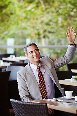 포토 JPG 서양인 외국인 백인 해외기획촬영 라이프스타일 남자 중년 50대 비즈니스 모션 중년라이프 실내 2014년태국 한명 미소 사람 앉기 정장 손짓 상반신 성인 앞모습 식당 모임 비즈니스맨 손인사 남자만 남자한명만 성인남자만 성인한명만 성인남자한명만 중년만 중년남자만 중년남자한명만 성인만 국내포토 1 옷 뷰포인트 표정 인종 내부 생활 상점 인사 직장인 파일형식