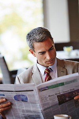 포토 JPG 서양인 외국인 백인 해외기획촬영 라이프스타일 남자 중년 50대 비즈니스 모션 중년라이프 실내 2014년태국 한명 들기 사람 앉기 정장 상반신 성인 앞모습 식당 비즈니스맨 신문 읽기 남자만 남자한명만 성인남자만 성인한명만 성인남자한명만 중년만 중년남자만 중년남자한명만 성인만 국내포토 1 옷 뷰포인트 인종 내부 생활 간행물 상점 직장인 뉴스 파일형식