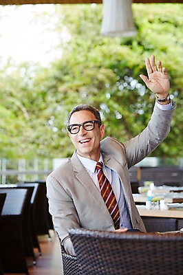 포토 JPG 서양인 외국인 백인 해외기획촬영 라이프스타일 남자 안경 중년 50대 비즈니스 모션 중년라이프 실내 2014년태국 한명 미소 사람 앉기 정장 손짓 상반신 성인 앞모습 식당 모임 비즈니스맨 손인사 남자만 남자한명만 성인남자만 성인한명만 성인남자한명만 중년만 중년남자만 중년남자한명만 성인만 국내포토 1 잡화 옷 뷰포인트 표정 인종 내부 생활 상점 인사 직장인 파일형식