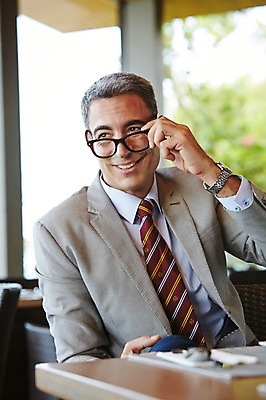 포토 JPG 서양인 외국인 백인 해외기획촬영 라이프스타일 남자 안경 중년 50대 비즈니스 모션 중년라이프 휴식 실내 2014년태국 한명 미소 사람 앉기 정장 상반신 성인 앞모습 식당 비즈니스맨 남자만 남자한명만 성인남자만 성인한명만 성인남자한명만 중년만 중년남자만 중년남자한명만 성인만 국내포토 1 잡화 옷 뷰포인트 컨셉 표정 인종 내부 생활 상점 직장인 파일형식