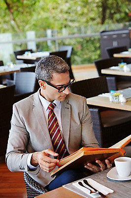 포토 JPG 서양인 외국인 백인 해외기획촬영 라이프스타일 남자 안경 중년 50대 비즈니스 모션 중년라이프 휴식 실내 2014년태국 한명 들기 사람 앉기 정장 상반신 성인 앞모습 식당 비즈니스맨 메뉴판 남자만 남자한명만 성인남자만 성인한명만 성인남자한명만 중년만 중년남자만 중년남자한명만 성인만 국내포토 1 잡화 옷 뷰포인트 컨셉 인종 내부 생활 상점 직장인 파일형식