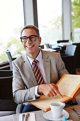 포토 JPG 서양인 외국인 백인 해외기획촬영 라이프스타일 남자 안경 중년 50대 비즈니스 모션 중년라이프 휴식 실내 2014년태국 한명 미소 사람 앉기 정장 상반신 성인 앞모습 식당 비즈니스맨 메뉴판 주문 남자만 남자한명만 성인남자만 성인한명만 성인남자한명만 중년만 중년남자만 중년남자한명만 성인만 국내포토 1 잡화 옷 뷰포인트 컨셉 표정 인종 내부 생활 상점 직장인 파일형식