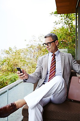 포토 JPG 주간 전신 서양인 외국인 나무 백인 해외기획촬영 라이프스타일 남자 안경 중년 50대 비즈니스 모션 중년라이프 휴식 2014년태국 한명 미소 들기 사람 앉기 정장 성인 야외 앞모습 스마트폰 비즈니스맨 남자만 남자한명만 성인남자만 성인한명만 성인남자한명만 중년만 중년남자만 중년남자한명만 성인만 국내포토 자연요소 식물 1 잡화 옷 뷰포인트 컨셉 표정 인종 생활 핸드폰 스마트기기 직장인 파일형식