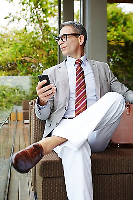 포토 JPG 주간 전신 서양인 외국인 백인 해외기획촬영 라이프스타일 남자 안경 중년 50대 비즈니스 모션 중년라이프 휴식 2014년태국 한명 미소 들기 사람 앉기 정장 성인 야외 앞모습 스마트폰 비즈니스맨 남자만 남자한명만 성인남자만 성인한명만 성인남자한명만 중년만 중년남자만 중년남자한명만 성인만 국내포토 자연요소 1 잡화 옷 뷰포인트 컨셉 표정 인종 생활 핸드폰 스마트기기 직장인 파일형식