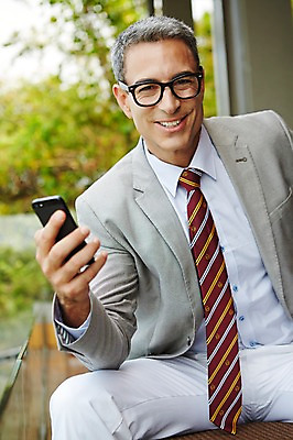 포토 JPG 주간 서양인 외국인 백인 해외기획촬영 라이프스타일 남자 안경 중년 50대 비즈니스 모션 중년라이프 휴식 2014년태국 한명 미소 들기 사람 앉기 정장 상반신 성인 야외 앞모습 스마트폰 비즈니스맨 남자만 남자한명만 성인남자만 성인한명만 성인남자한명만 중년만 중년남자만 중년남자한명만 성인만 국내포토 자연요소 1 잡화 옷 뷰포인트 컨셉 표정 인종 생활 핸드폰 스마트기기 직장인 파일형식