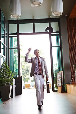 포토 JPG 전신 서양인 외국인 백인 해외기획촬영 라이프스타일 남자 중년 50대 서류가방 비즈니스 모션 중년라이프 실내 2014년태국 한명 미소 사람 정장 손짓 성인 앞모습 걷기 인사 비즈니스맨 손인사 남자만 남자한명만 성인남자만 성인한명만 성인남자한명만 중년만 중년남자만 중년남자한명만 성인만 국내포토 1 옷 뷰포인트 가방 표정 인종 내부 생활 예절 직장인 파일형식