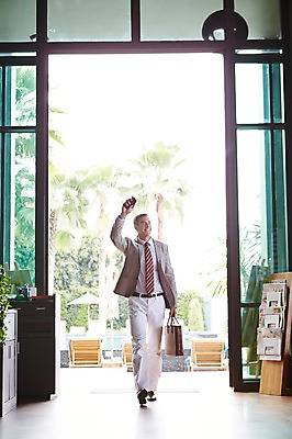 포토 JPG 전신 서양인 외국인 백인 해외기획촬영 라이프스타일 남자 중년 50대 서류가방 비즈니스 모션 중년라이프 실내 2014년태국 한명 미소 들기 사람 정장 손짓 성인 앞모습 걷기 인사 비즈니스맨 손인사 남자만 남자한명만 성인남자만 성인한명만 성인남자한명만 중년만 중년남자만 중년남자한명만 성인만 국내포토 1 옷 뷰포인트 가방 표정 인종 내부 생활 예절 직장인 파일형식