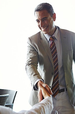 포토 JPG 서양인 외국인 백인 해외기획촬영 라이프스타일 남자 중년 50대 비즈니스 모션 중년라이프 악수 실내 2014년태국 서기 미소 사람 정장 상반신 성인 두명 앞모습 인사 비즈니스맨 남자만 성인남자만 중년만 중년남자만 성인만 국내포토 옷 뷰포인트 표정 인종 손짓 내부 생활 예절 직장인 파일형식