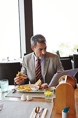 포토 JPG 서양인 외국인 백인 해외기획촬영 라이프스타일 남자 음식 중년 50대 비즈니스 모션 중년라이프 실내 2014년태국 한명 들기 사람 앉기 정장 상반신 성인 앞모습 식당 식사 비즈니스맨 신문 남자만 남자한명만 성인남자만 성인한명만 성인남자한명만 중년만 중년남자만 중년남자한명만 성인만 혼족 국내포토 1 옷 뷰포인트 인종 내부 생활 간행물 상점 직장인 뉴스 싱글라이프 파일형식
