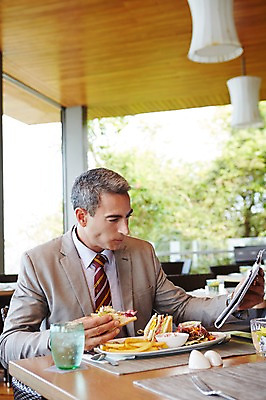 포토 JPG 서양인 외국인 백인 해외기획촬영 라이프스타일 남자 음식 중년 50대 비즈니스 모션 중년라이프 실내 2014년태국 한명 서기 들기 사람 정장 상반신 성인 앞모습 식당 식사 비즈니스맨 신문 남자만 남자한명만 성인남자만 성인한명만 성인남자한명만 중년만 중년남자만 중년남자한명만 성인만 혼족 국내포토 1 옷 뷰포인트 인종 내부 생활 간행물 상점 직장인 뉴스 싱글라이프 파일형식