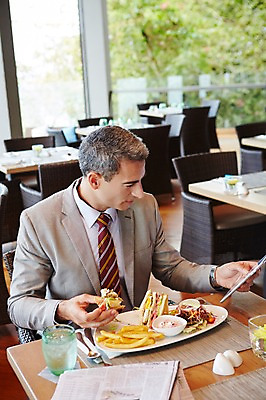 포토 JPG 서양인 외국인 백인 해외기획촬영 라이프스타일 남자 음식 중년 50대 비즈니스 모션 중년라이프 실내 2014년태국 한명 미소 들기 사람 앉기 정장 상반신 성인 앞모습 식당 식사 비즈니스맨 남자만 남자한명만 성인남자만 성인한명만 성인남자한명만 중년만 중년남자만 중년남자한명만 성인만 혼족 국내포토 1 옷 뷰포인트 표정 인종 내부 생활 상점 직장인 싱글라이프 파일형식