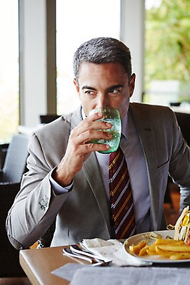 포토 JPG 서양인 외국인 백인 해외기획촬영 라이프스타일 남자 음식 중년 50대 비즈니스 모션 중년라이프 실내 2014년태국 한명 들기 사람 앉기 정장 상반신 성인 앞모습 컵 물 식당 식사 마시기 비즈니스맨 남자만 남자한명만 성인남자만 성인한명만 성인남자한명만 중년만 중년남자만 중년남자한명만 성인만 혼족 국내포토 자연요소 1 식기 옷 뷰포인트 인종 내부 생활 상점 직장인 싱글라이프 파일형식