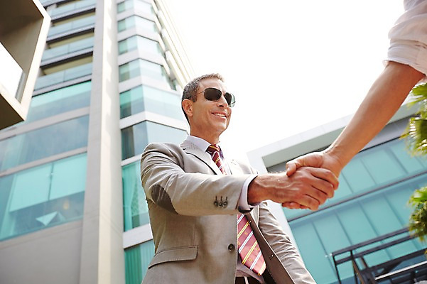 포토 JPG 주간 서양인 외국인 백인 해외기획촬영 라이프스타일 남자 중년 50대 비즈니스 모션 중년라이프 악수 2014년태국 서기 미소 사람 정장 상반신 성인 야외 두명 건물 앞모습 선글라스 비즈니스맨 남자만 성인남자만 중년만 중년남자만 성인만 국내포토 자연요소 건축물 옷 안경 뷰포인트 표정 인종 손짓 생활 직장인 파일형식